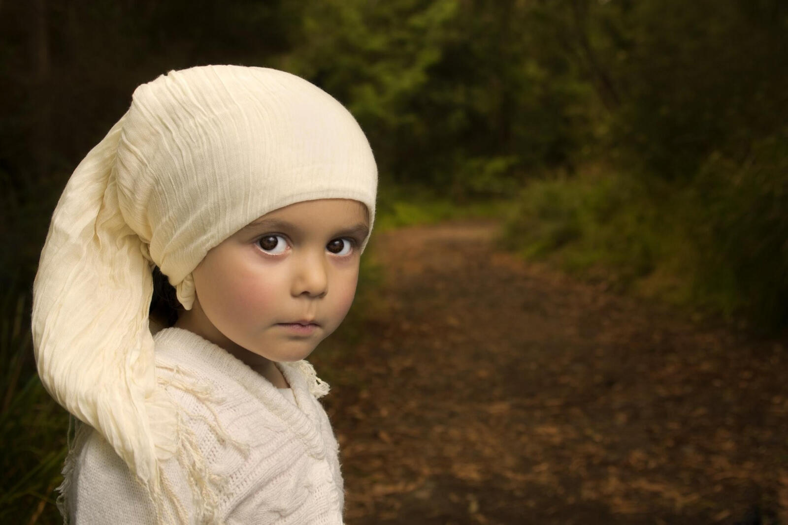Free photo Portrait of a little girl with her head covered