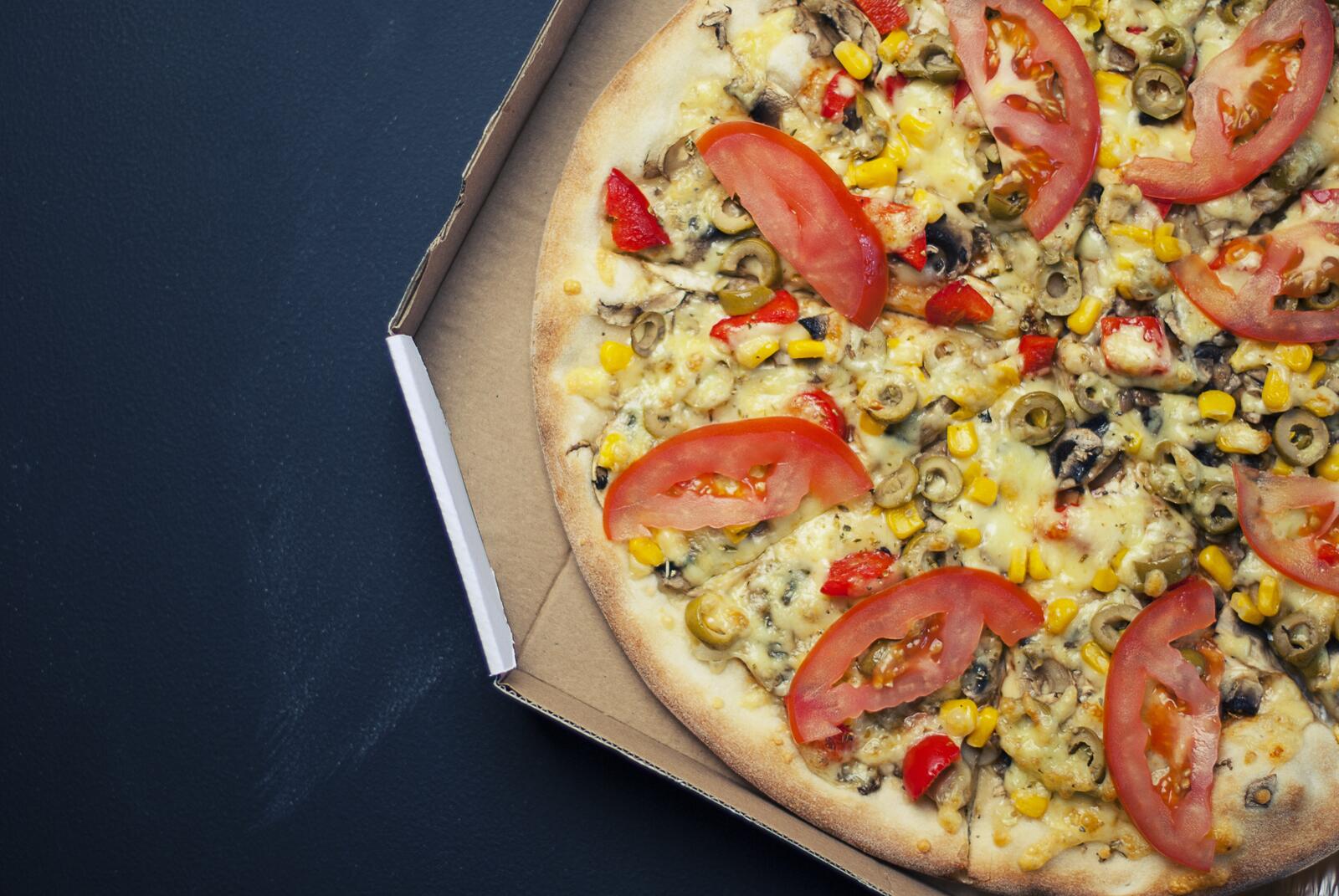 Бесплатное фото Пицца с оливками и помидорками
