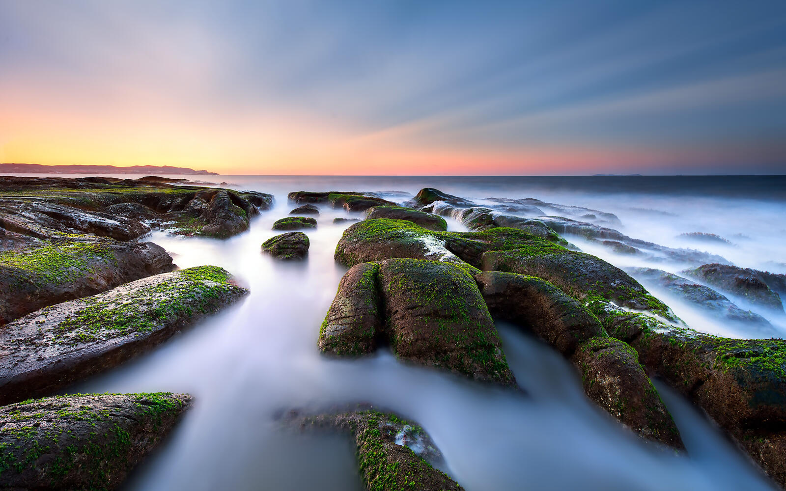 Бесплатное фото Мох на скалах в воде на побережье моря