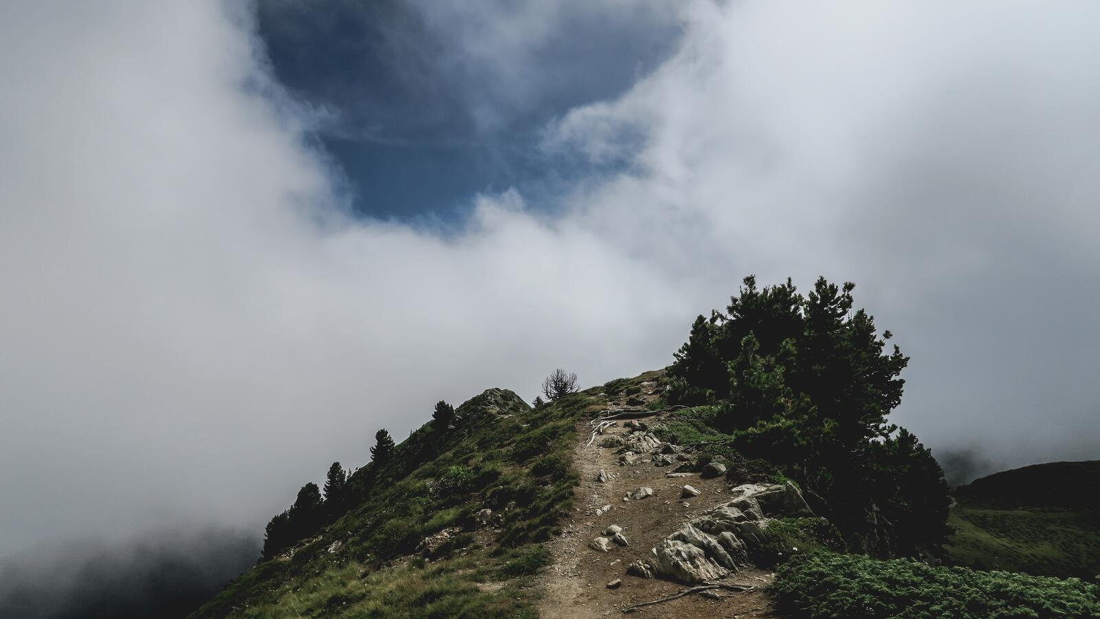Бесплатное фото Хребет горы вблизи облаков