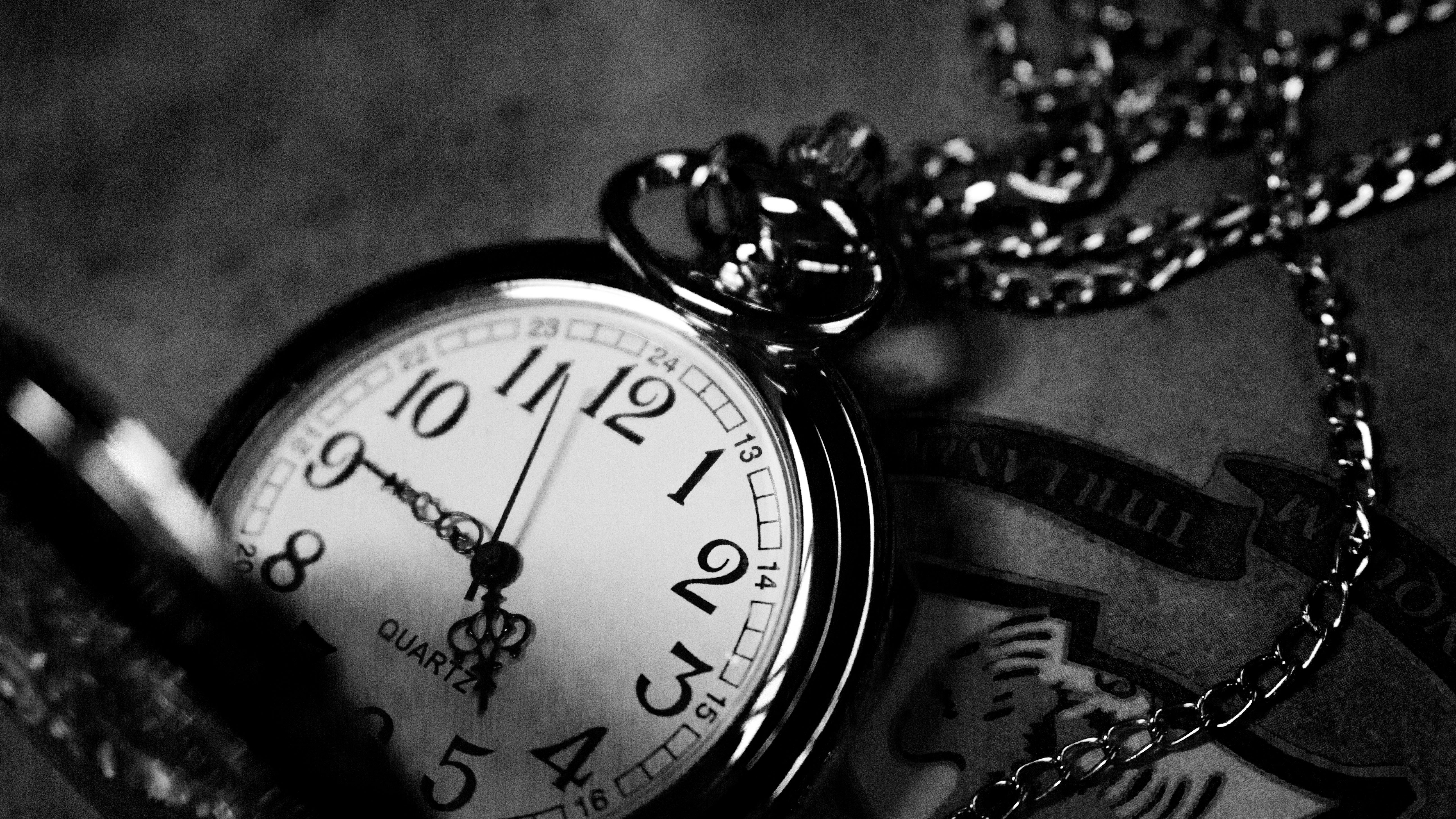 Бесплатное фото Карманные часы на монохромном снимке