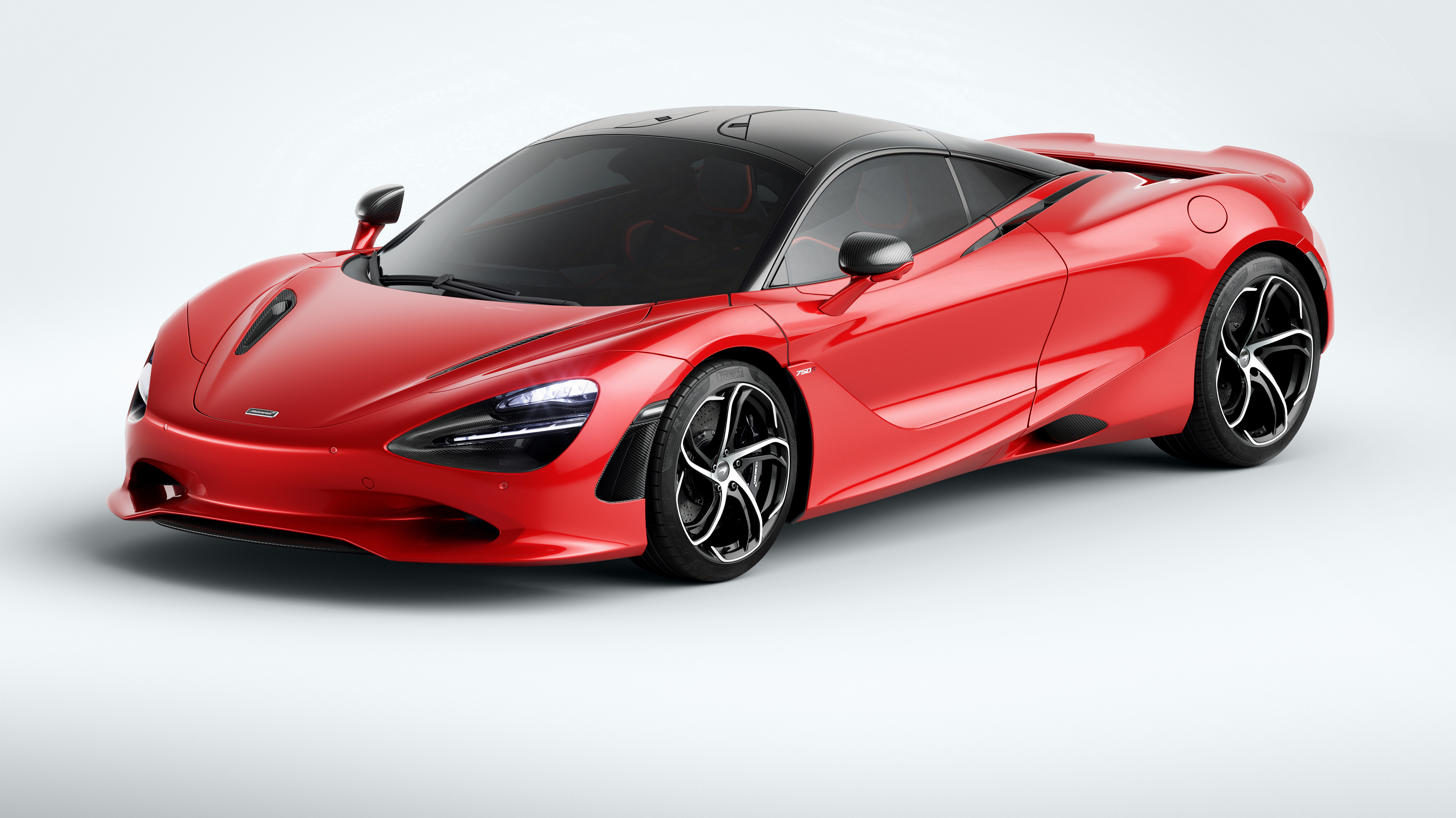 Красный спортивный McLaren 750S 2024 года