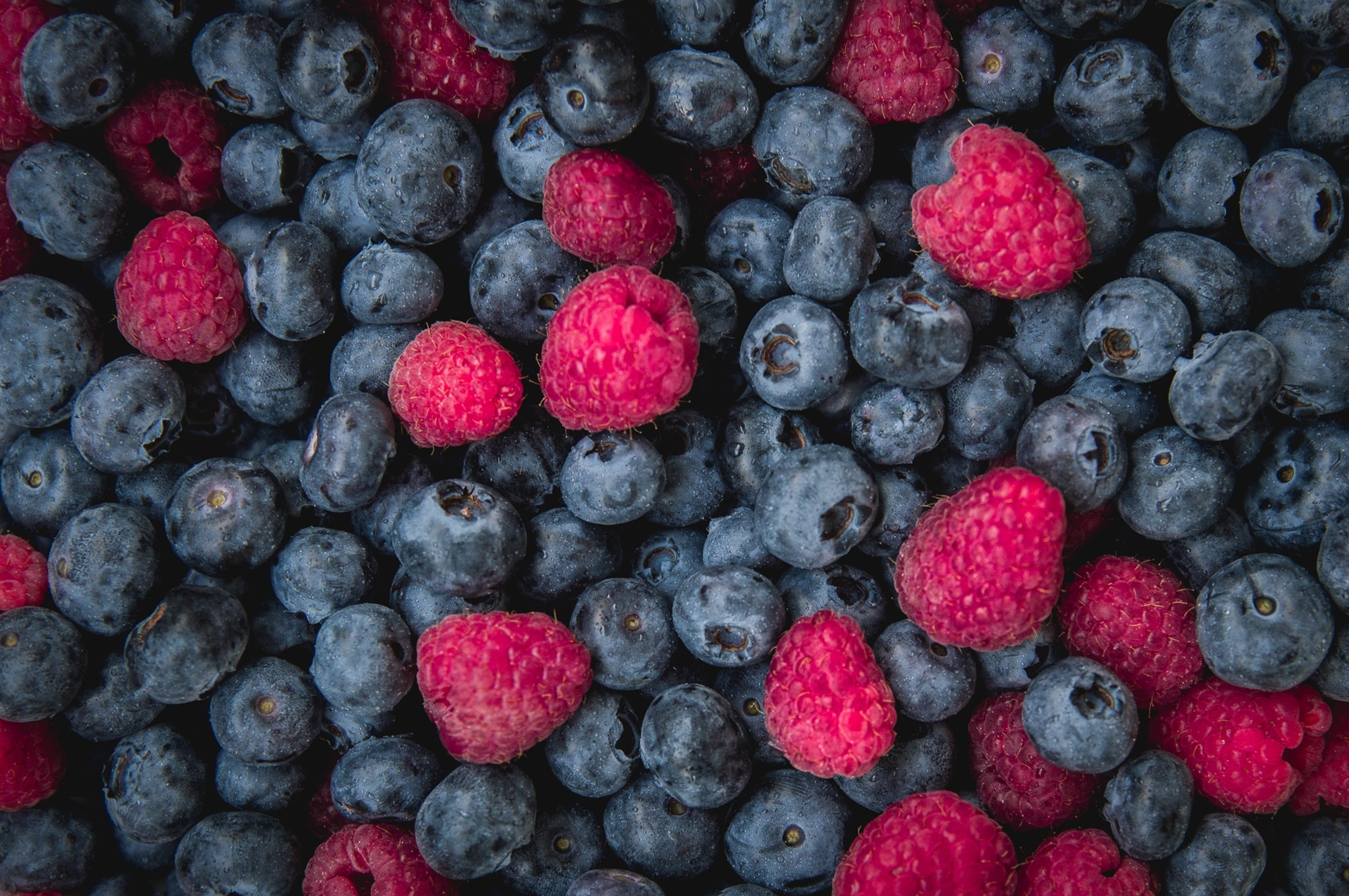 Free photo Raspberries and blueberries