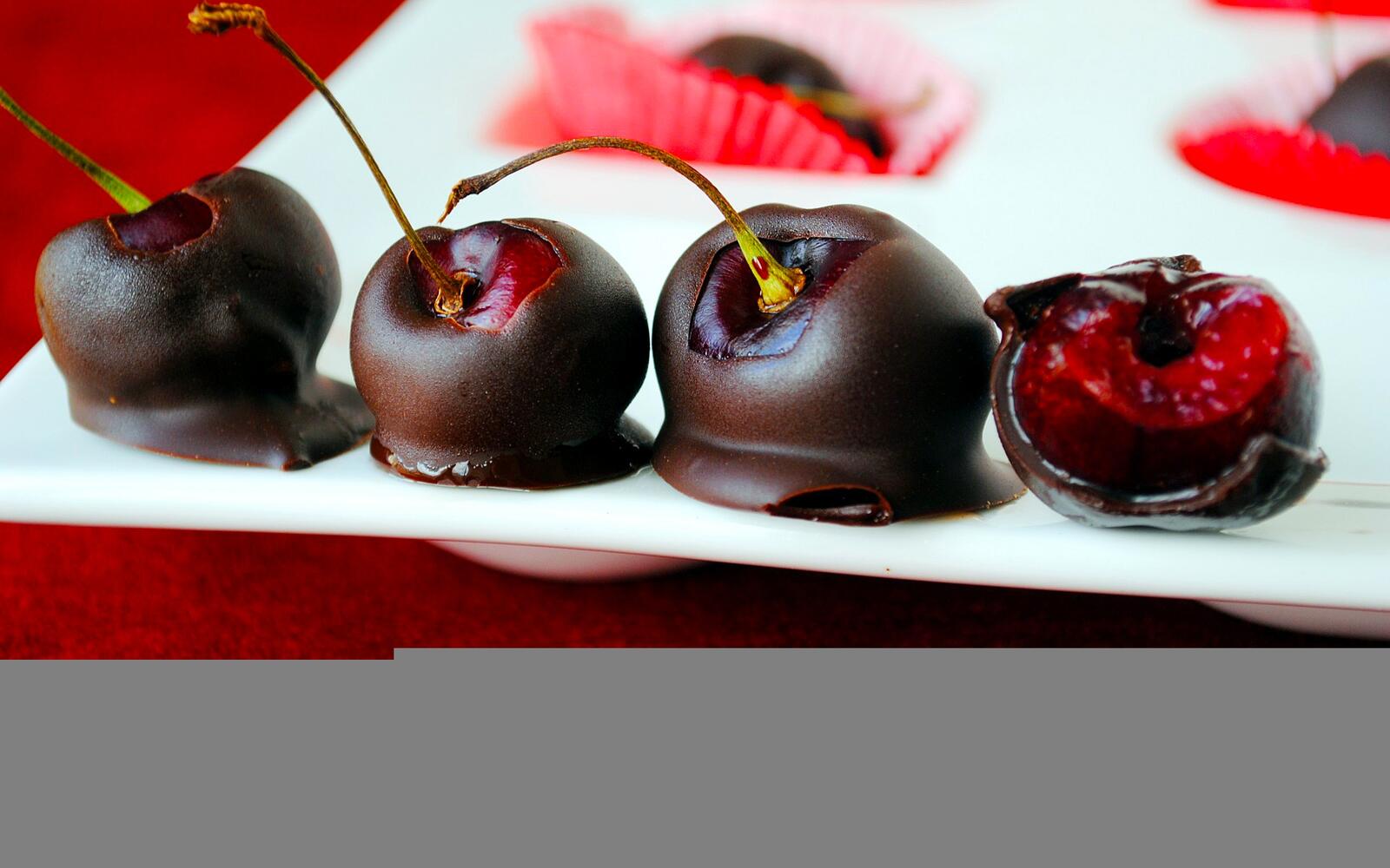 Free photo Chocolate-covered cherries