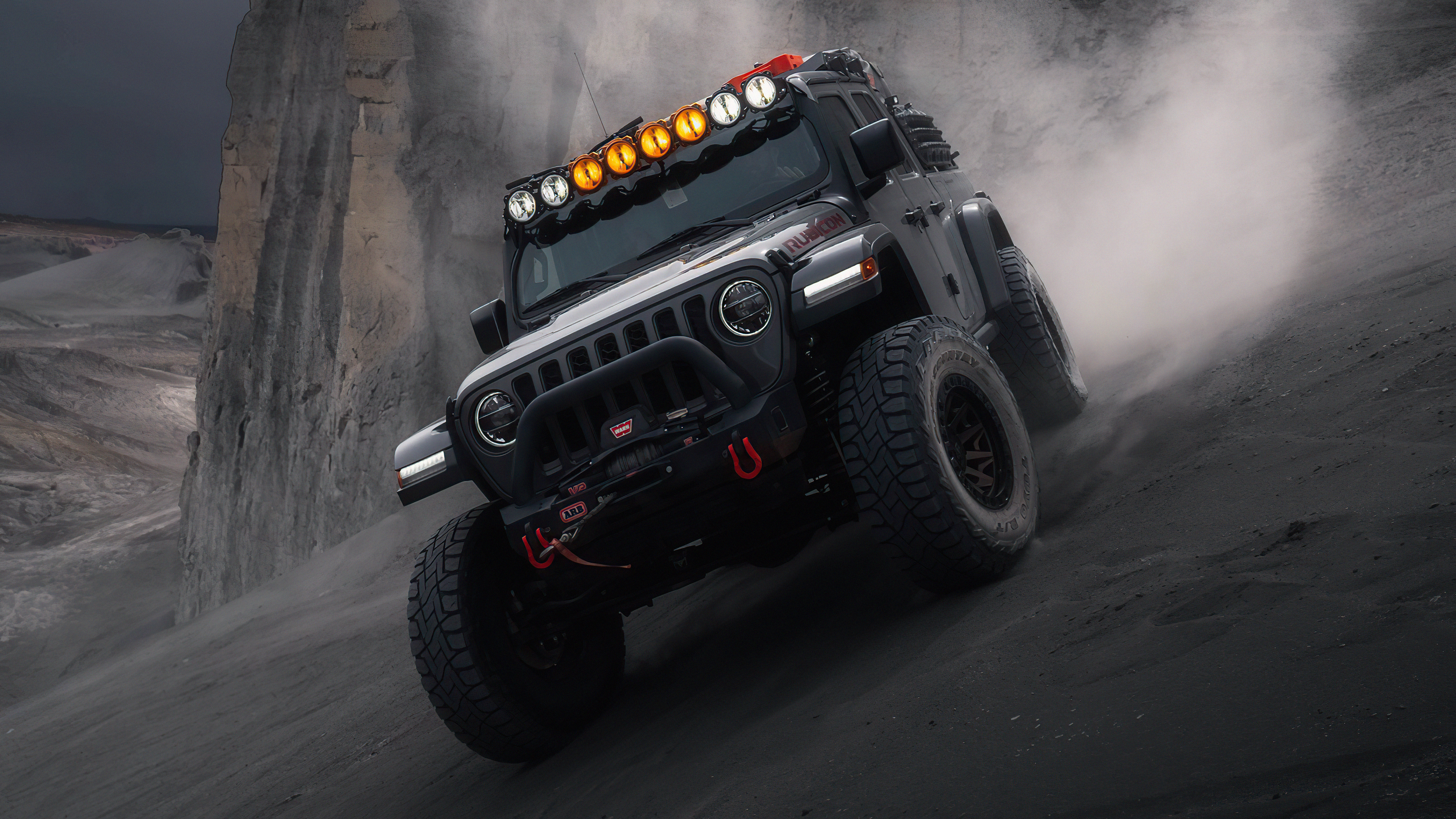 Черный Jeep Wrangler в новом кузове едет по пыли