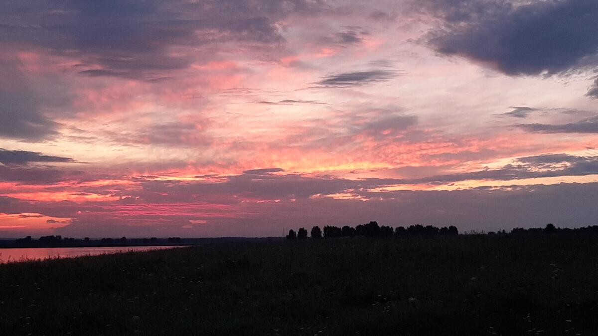 Красивая Янтарное небо над рекой Лена