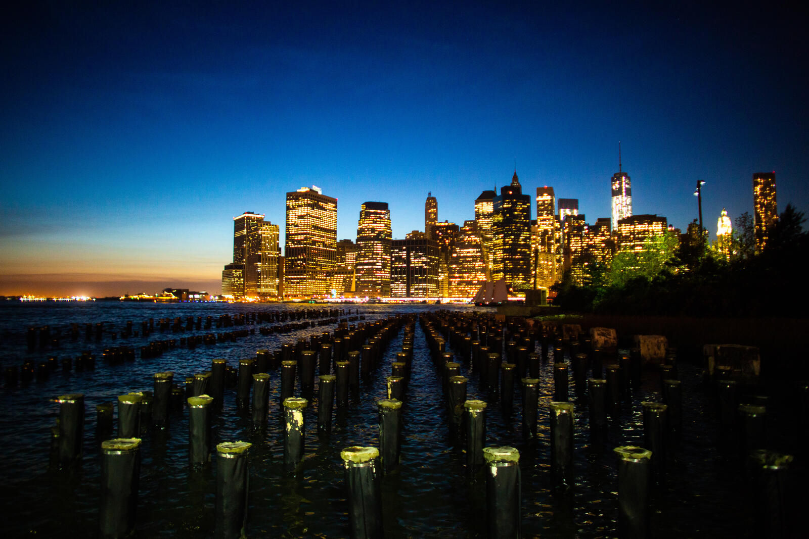 Бесплатное фото Вечерний город Нью-Йорк расположенный на берегу залива