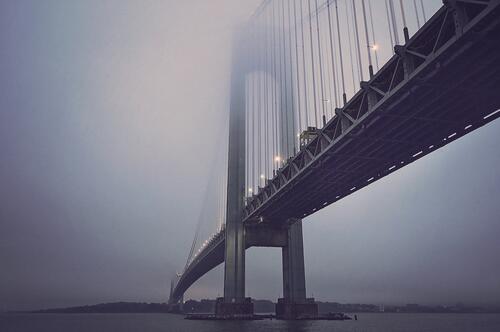 Большой подвесной мост в тумане