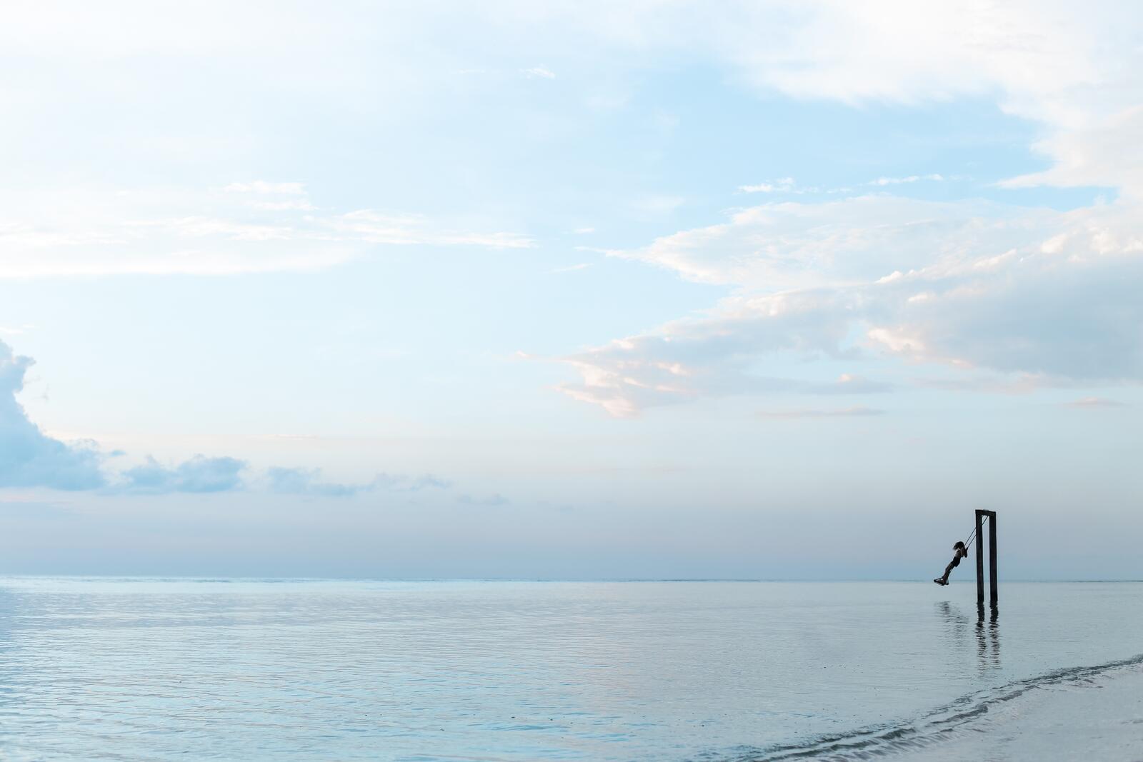 Бесплатное фото Качели в море