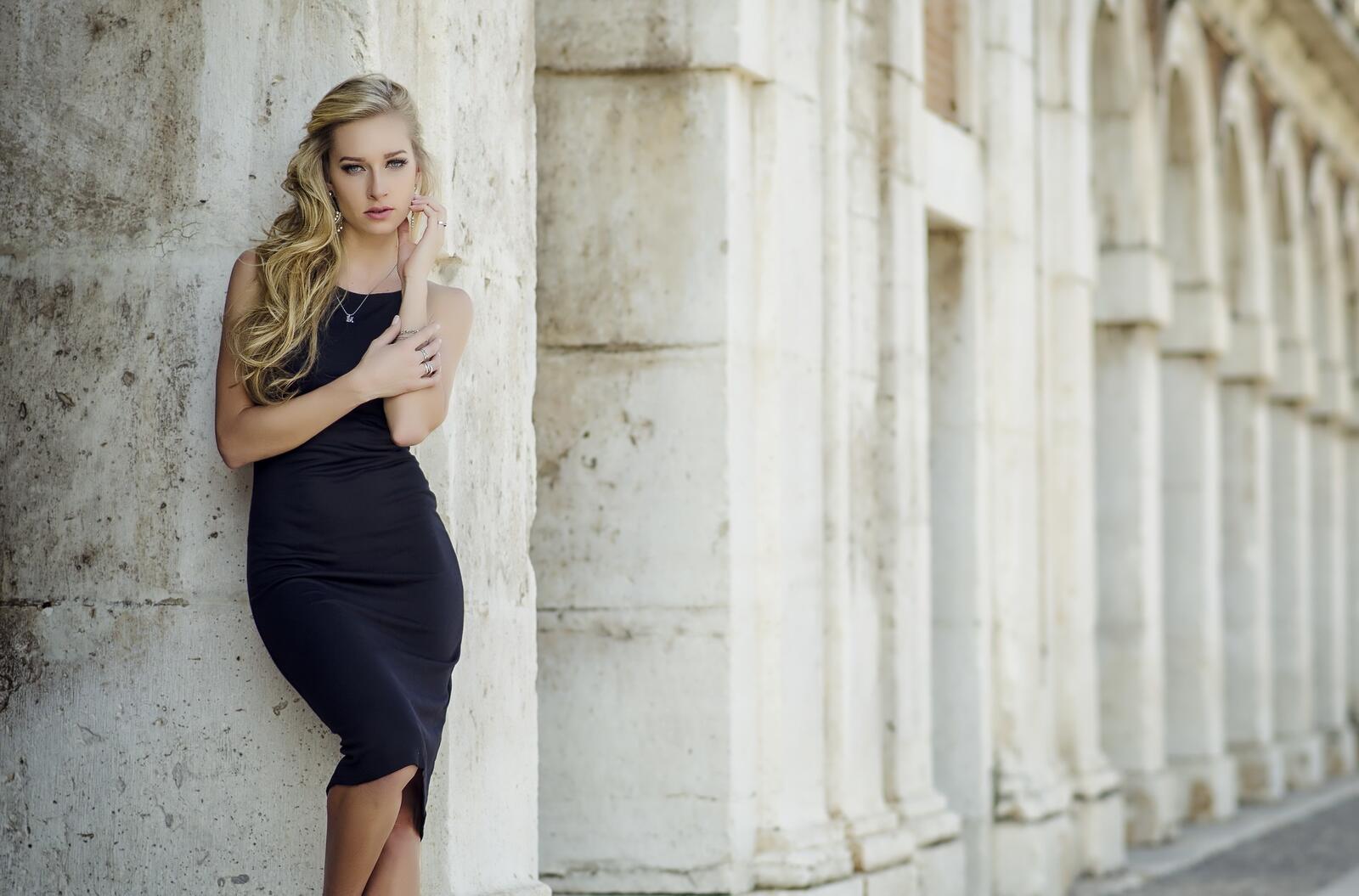 Free photo Blond girl in a black evening dress