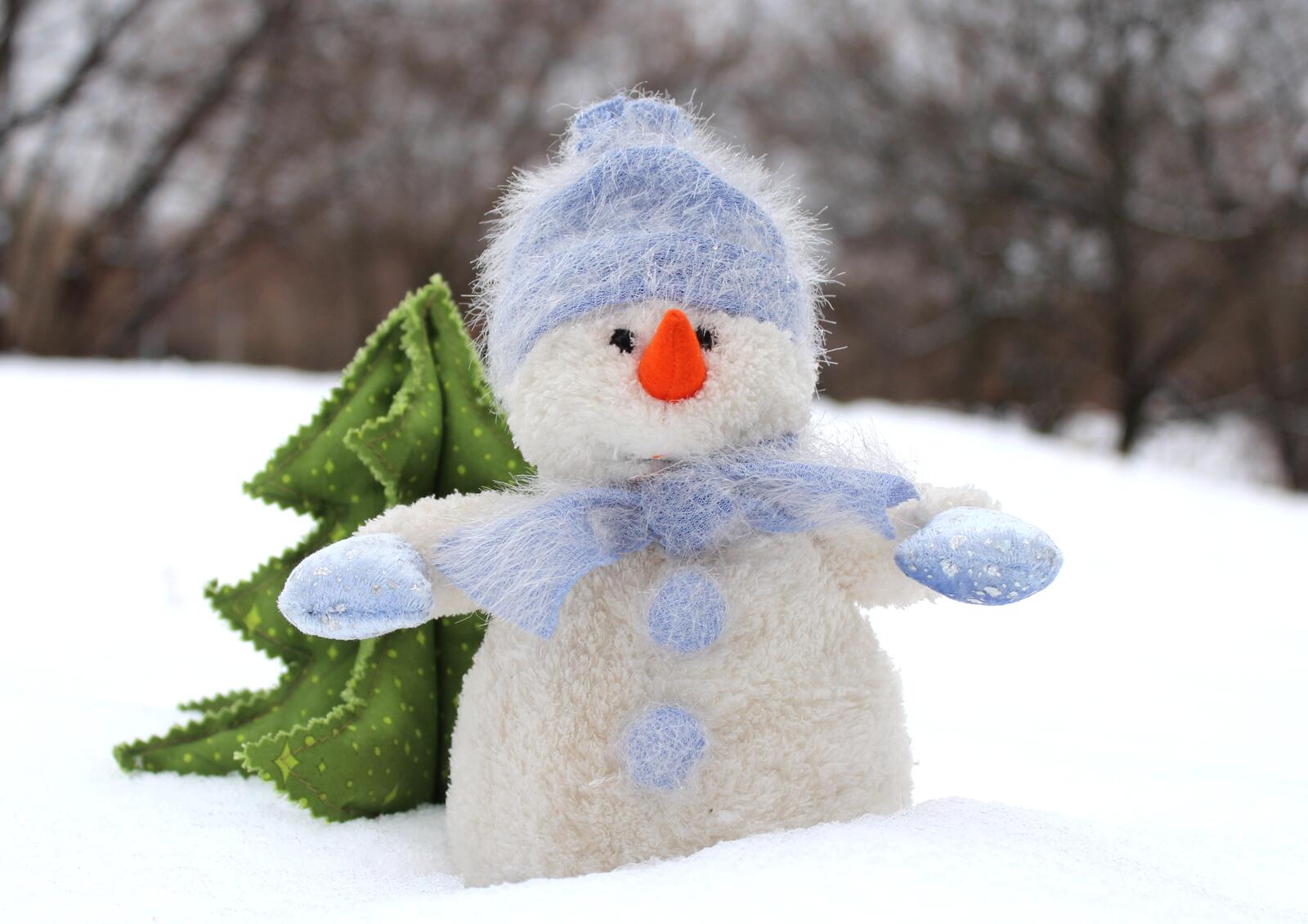 Free photo Knitted snowman with Christmas tree