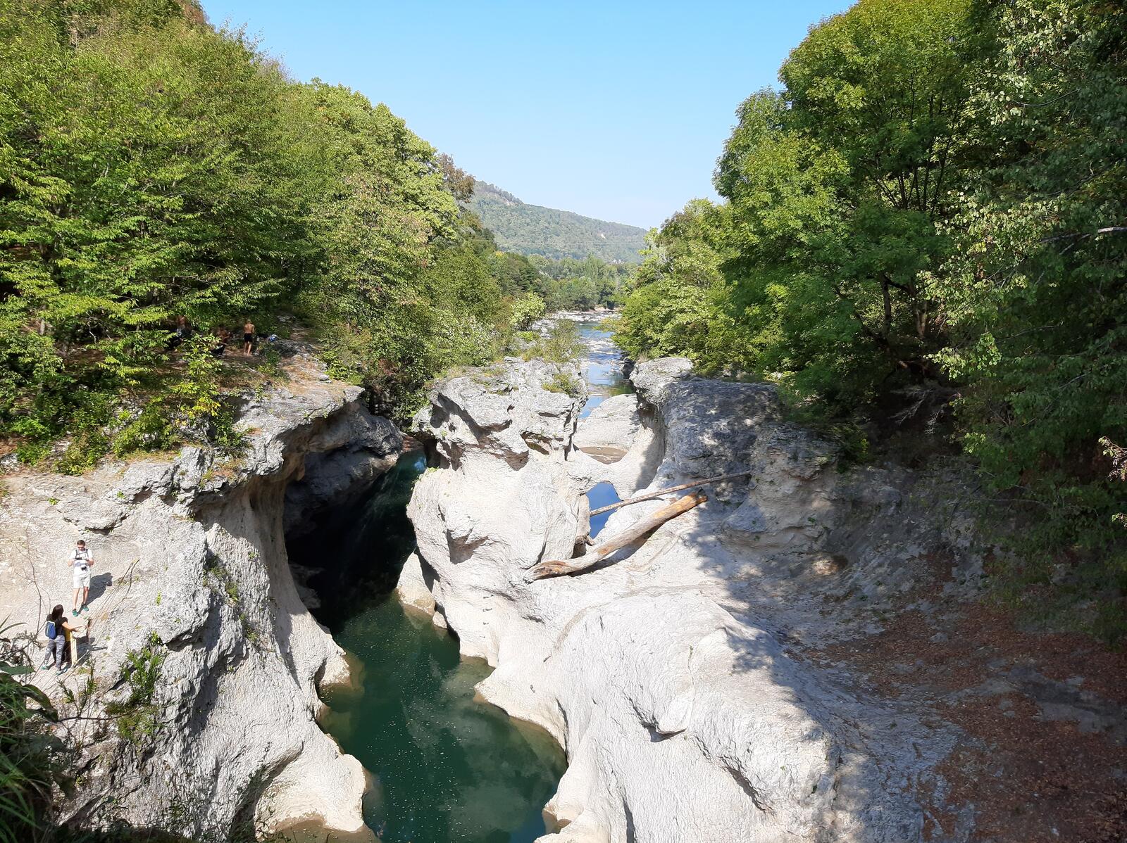 Бесплатное фото Река в ущелье скалистой местности