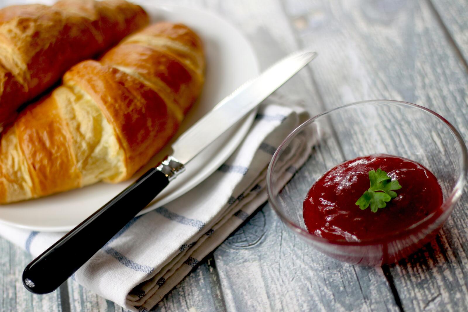 Free photo Croissants with jam