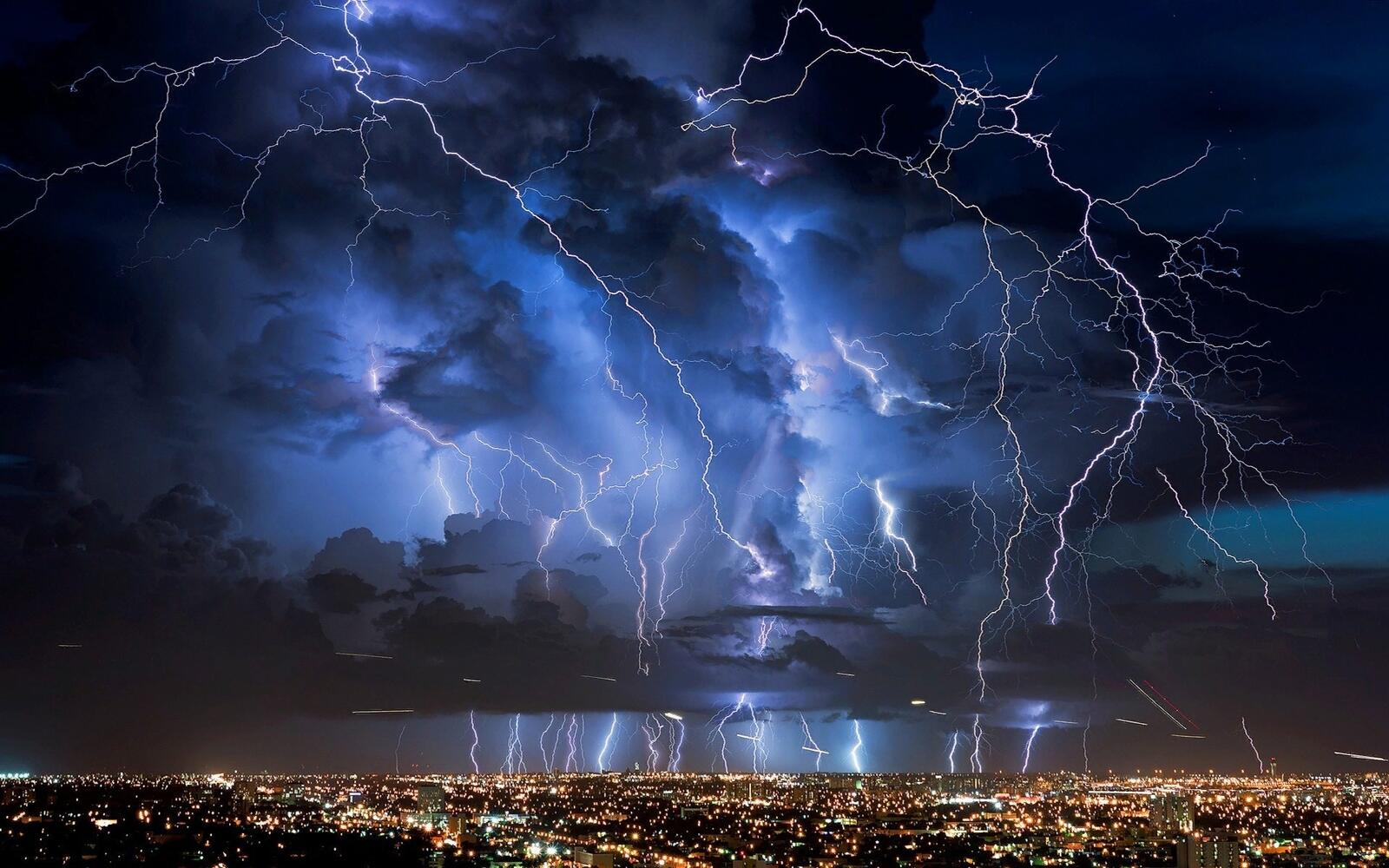 Бесплатное фото Грозовое небо над ночным городом