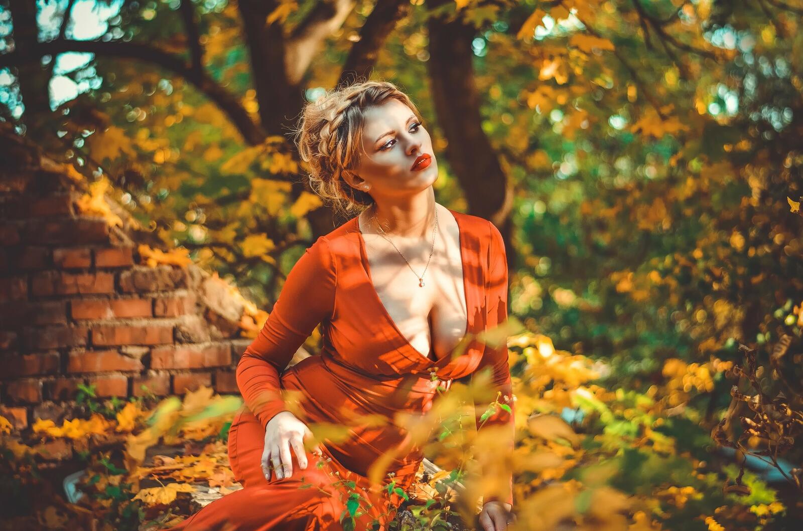 Бесплатное фото Селфи блондинки с большой грудью в осеннем лесу