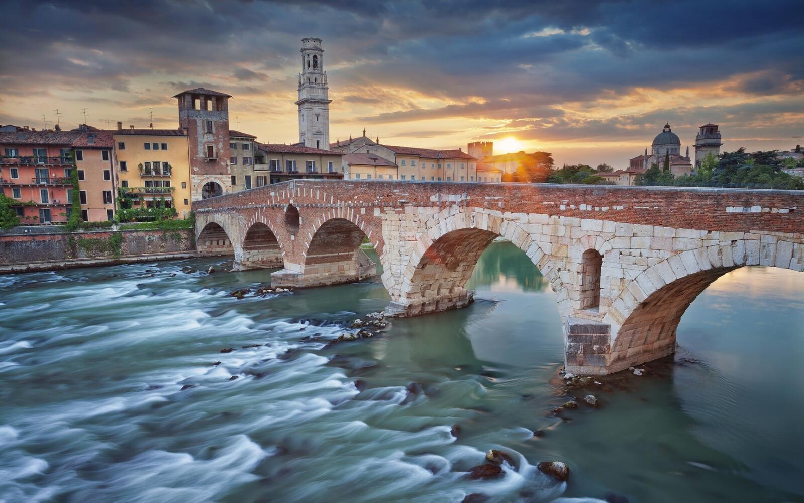 Бесплатное фото Мост через воду в Вероне