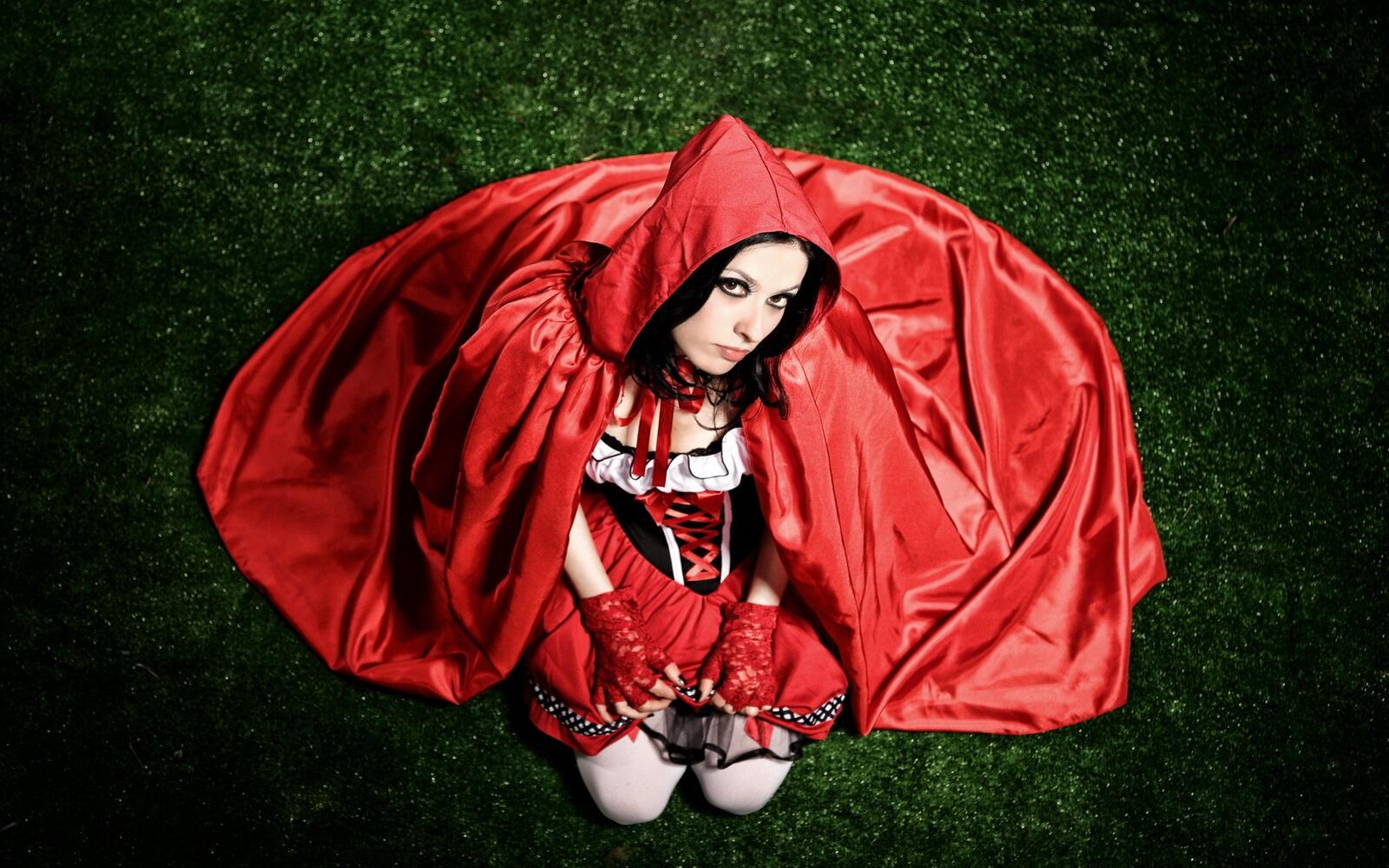 Free photo A girl in a Little Red Riding Hood costume