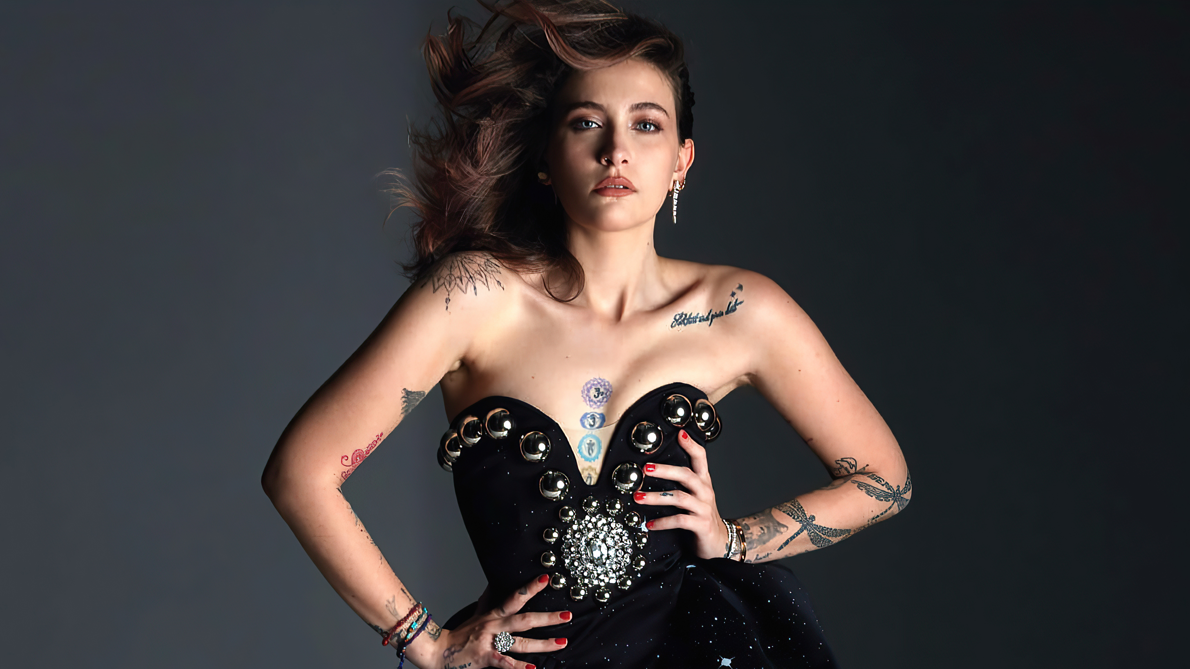 Бесплатное фото Пэрис джексон в черном платье с татуировками на теле