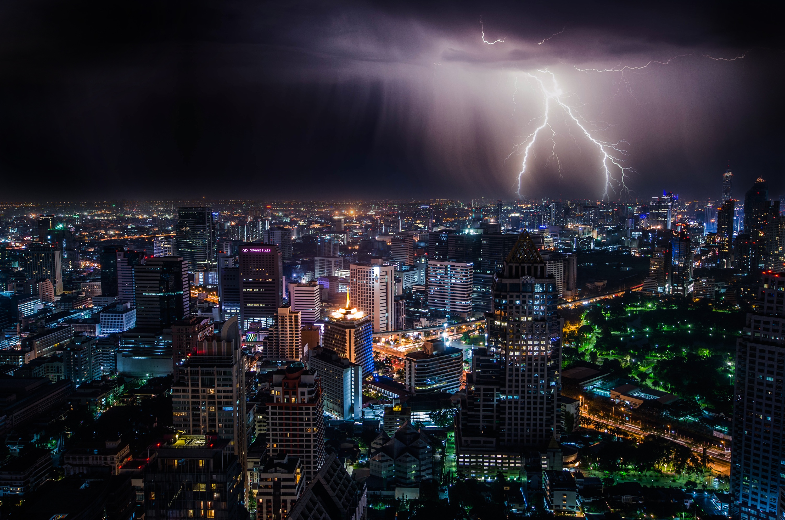 免费照片城市上空的雷雨夜空
