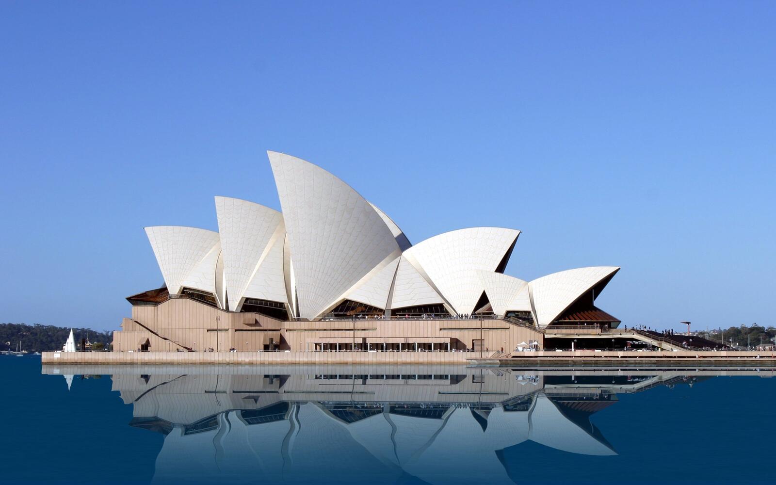 Бесплатное фото Сиднейский оперный театр у воды