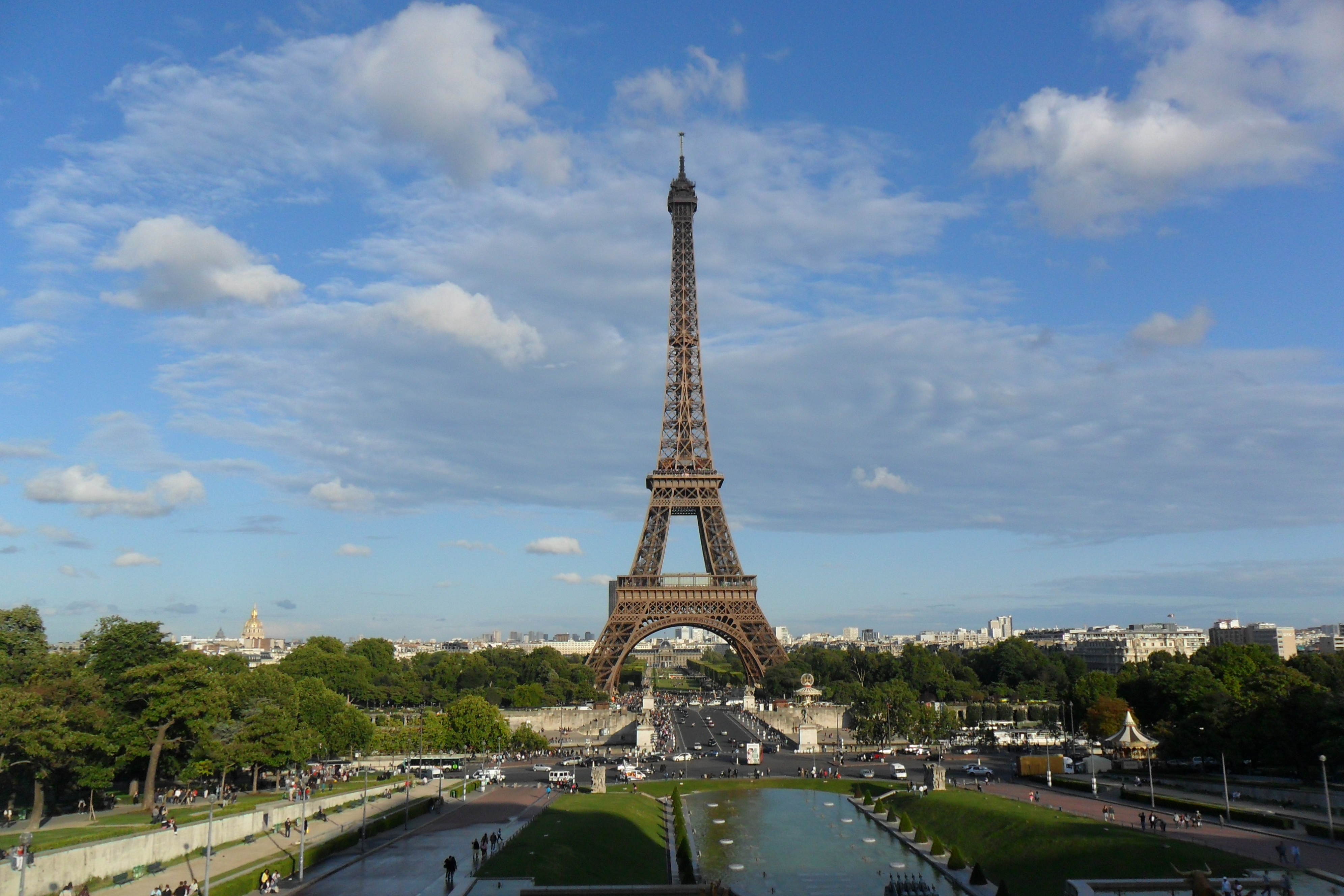 Бесплатное фото Парк с видом на эйфелеву башню