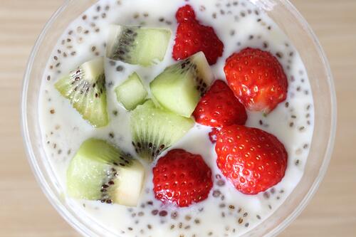 Milk yogurt with kiwi pieces and strawberries