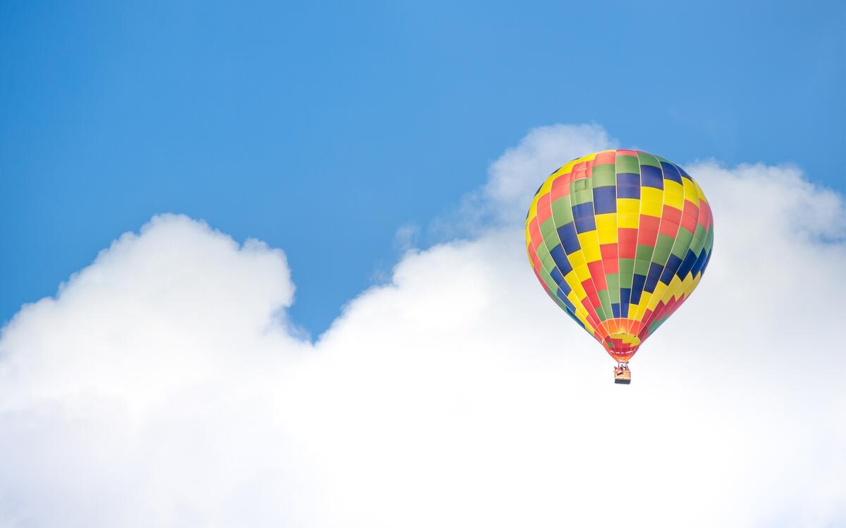 Разноцветный воздушный шар в небе