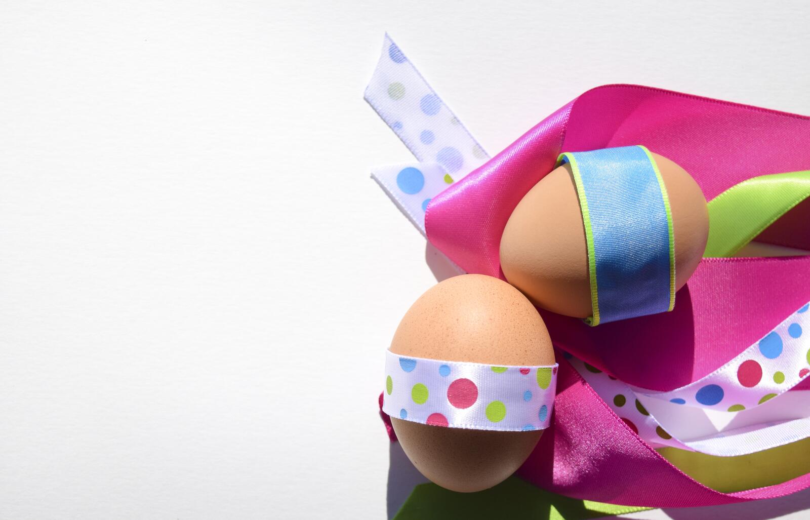 Бесплатное фото Яйца украшенные к пасхе