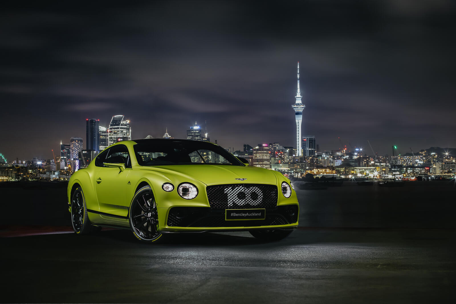 Free photo The 2021 Bentley Continental GT is an unusual green color