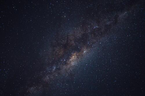 银河系的星星在黑暗的天空中闪烁。