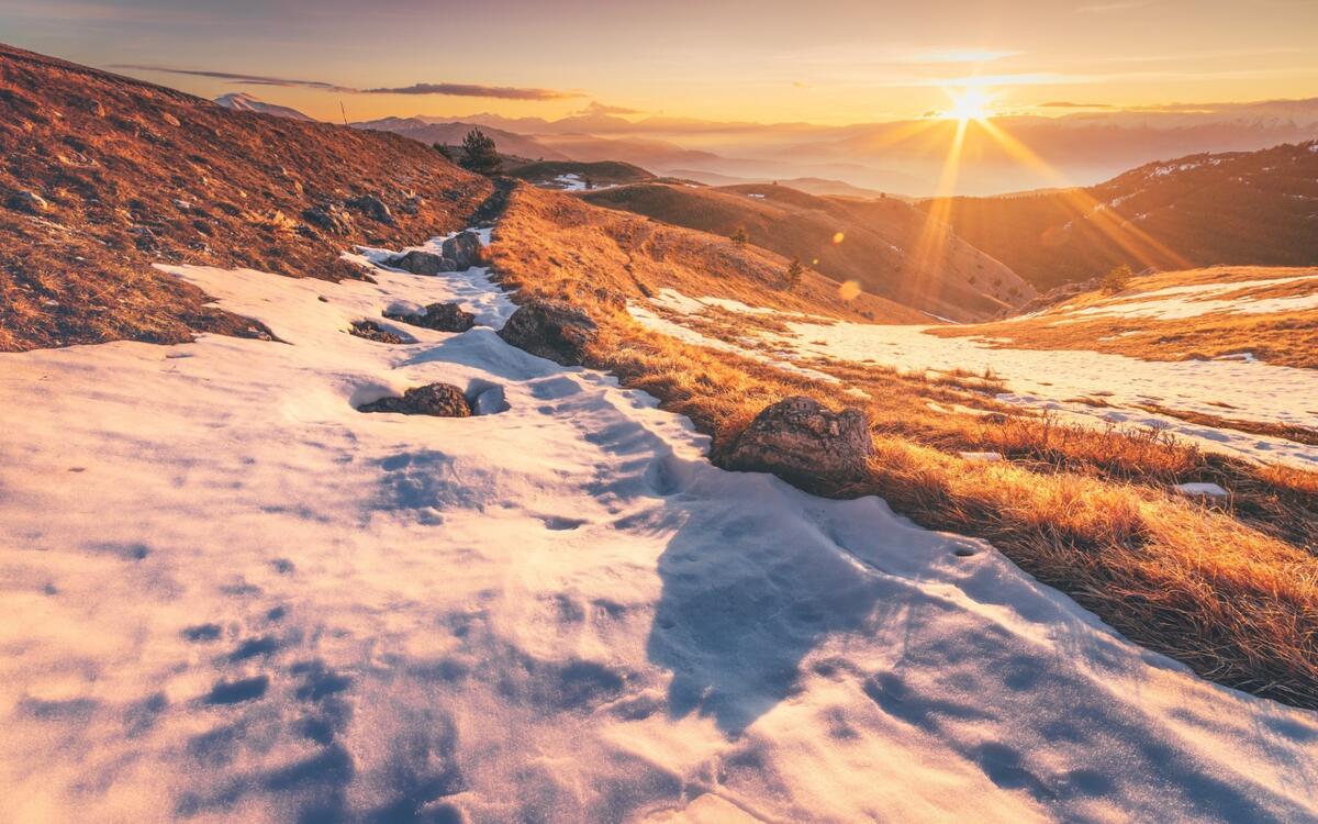 Восход солнца зимой в горах