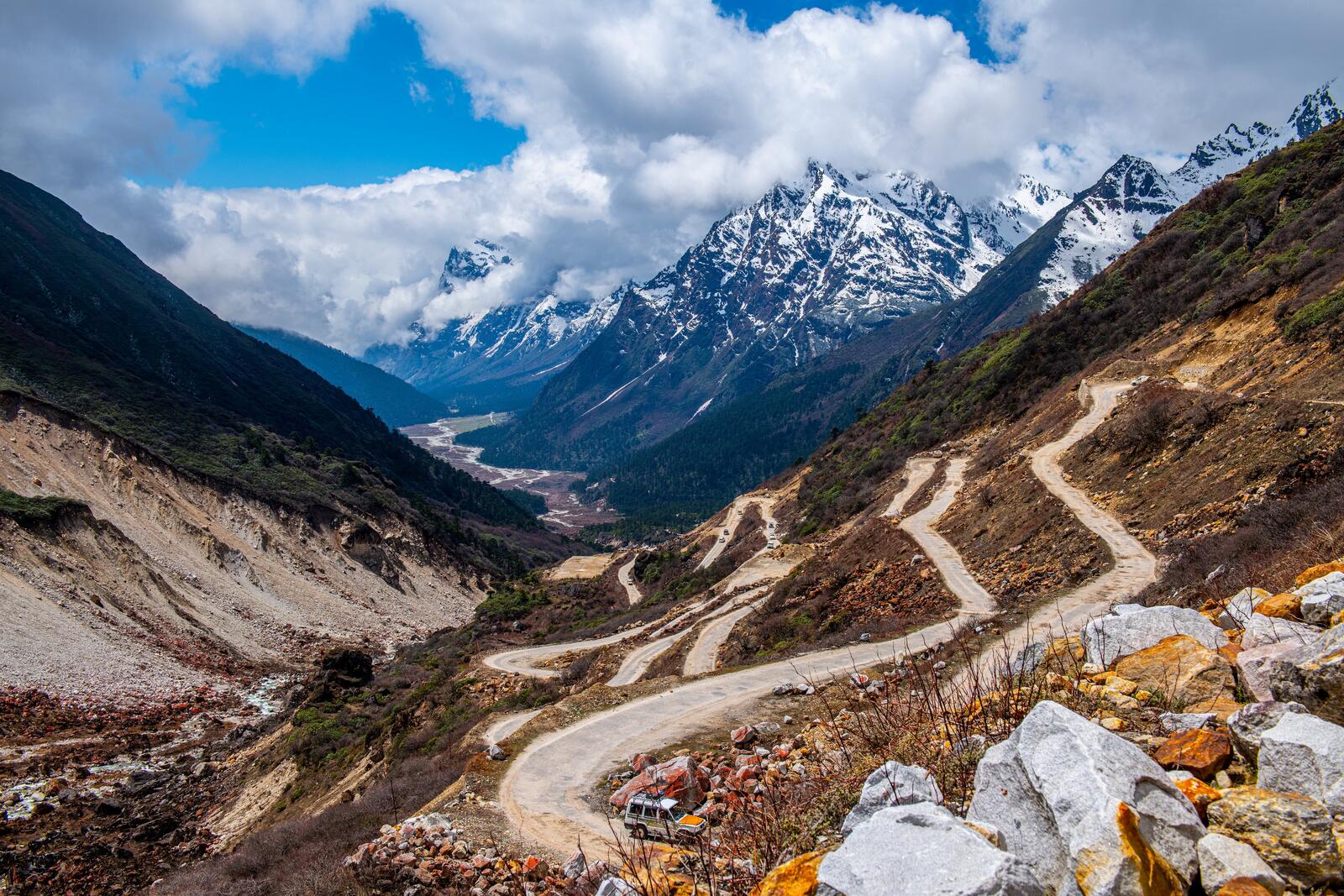 Бесплатное фото Извилистая дорога в горах Индии