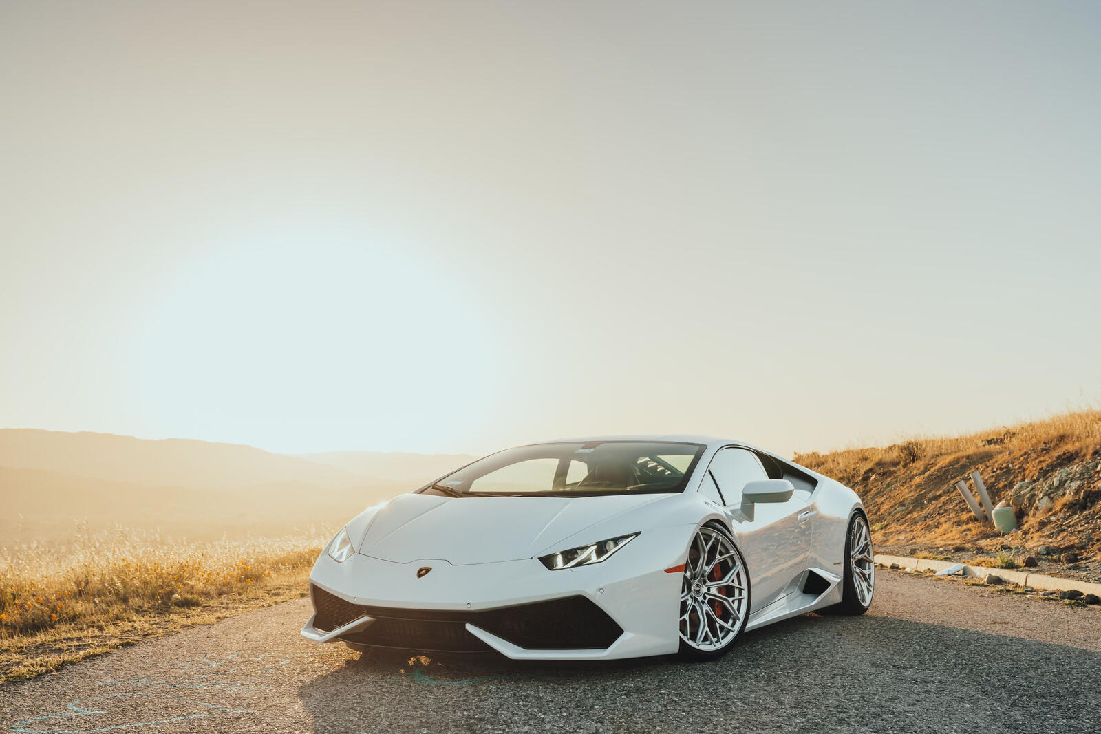 Бесплатное фото Белая Lamborghini Huracan на крутых дисках