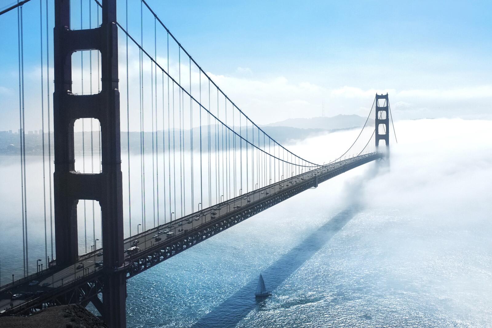 Бесплатное фото Большой мост уходит в густой туман