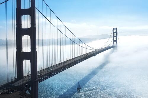 Большой мост уходит в густой туман