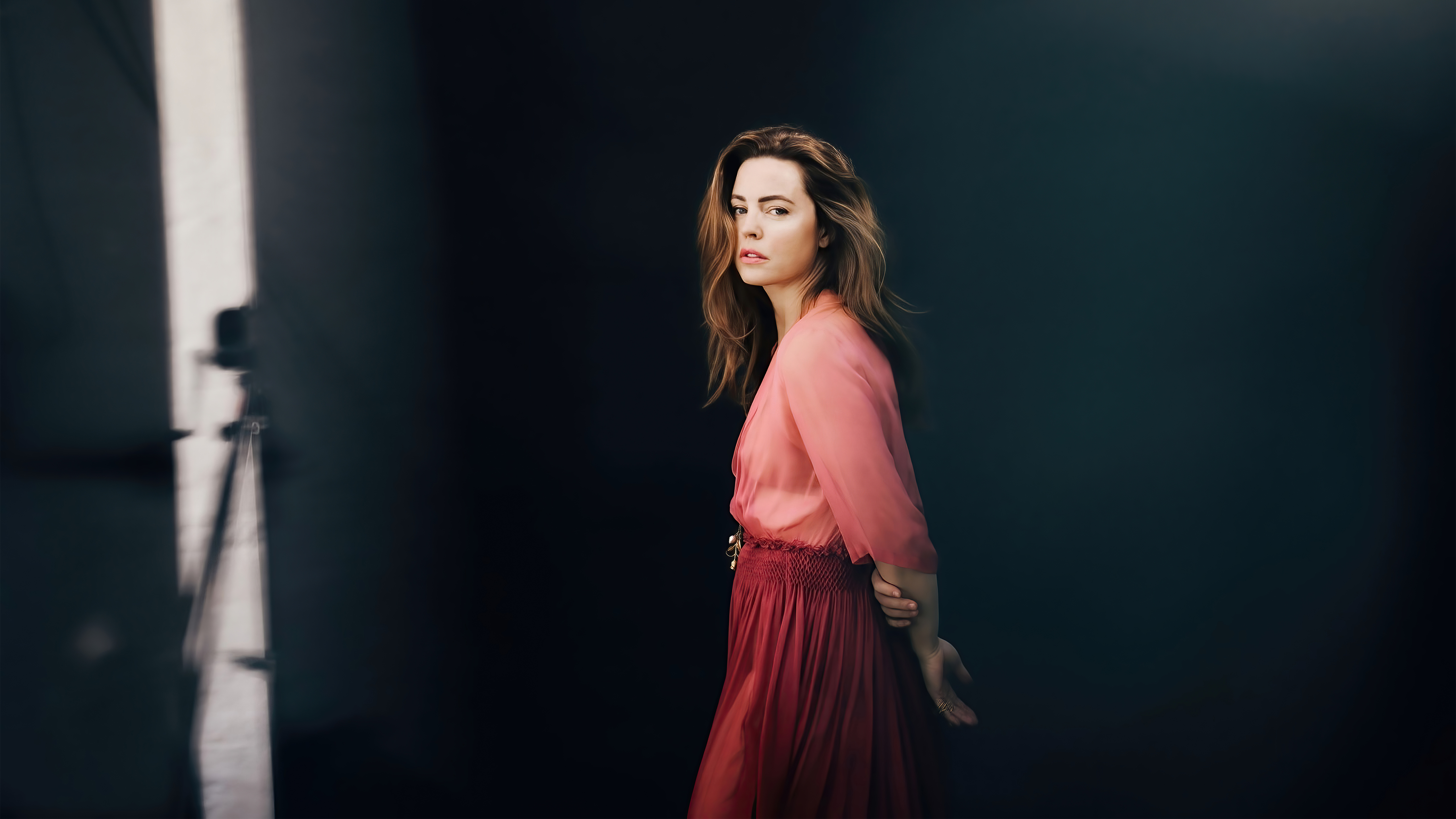 Free photo Melissa George in a pink blouse and red dress