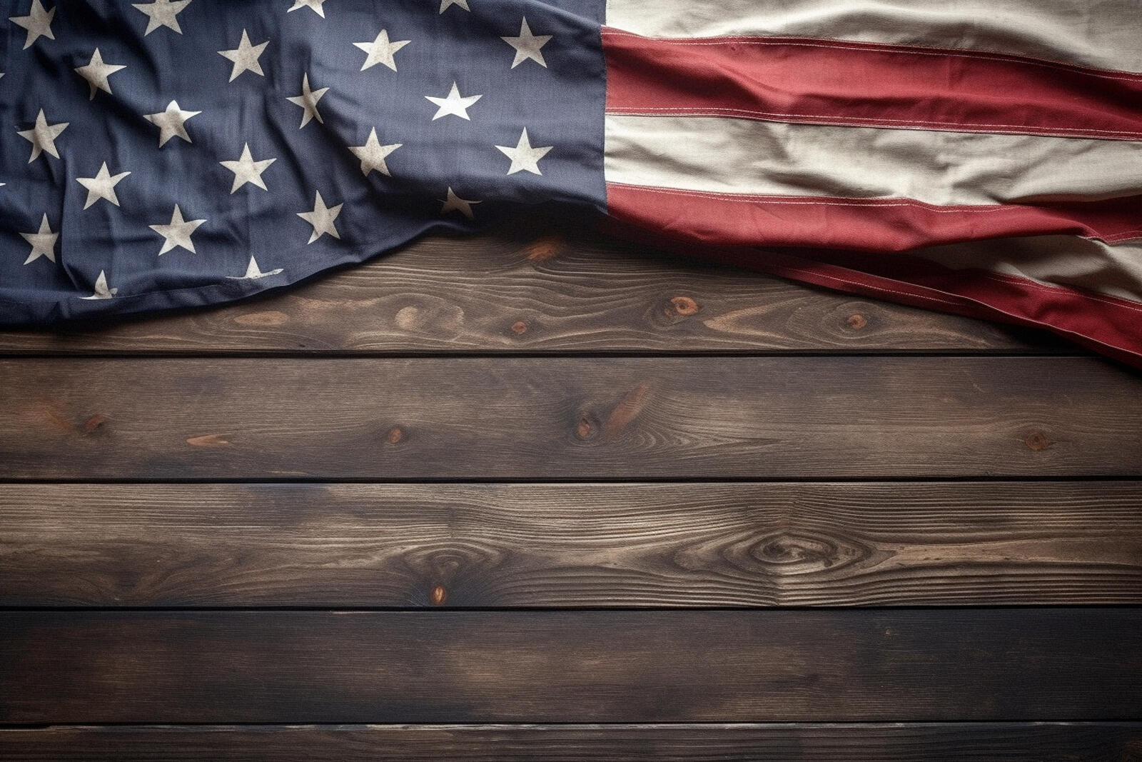 Бесплатное фото Флаг США лежит на деревянном полу
