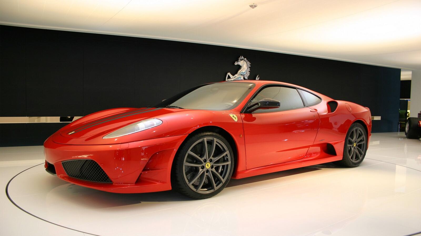 Ferrari F430 красного цвета