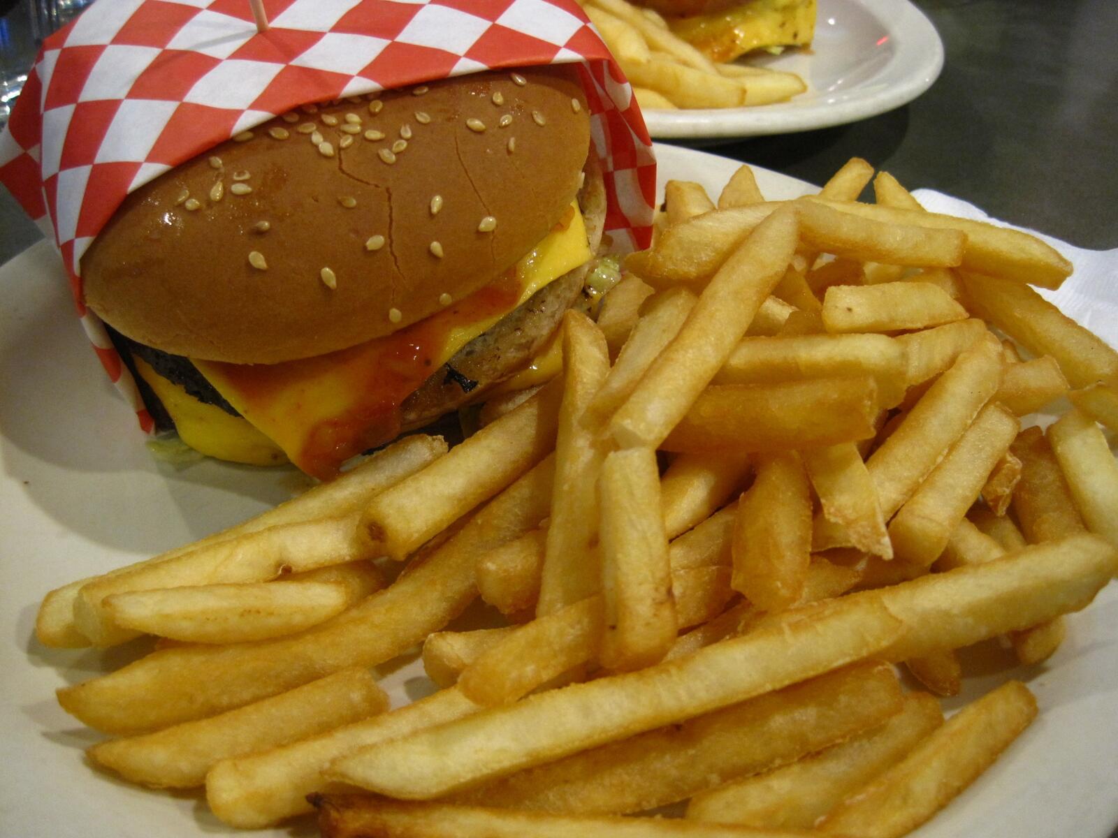 Бесплатное фото Картошка фри с гамбургером