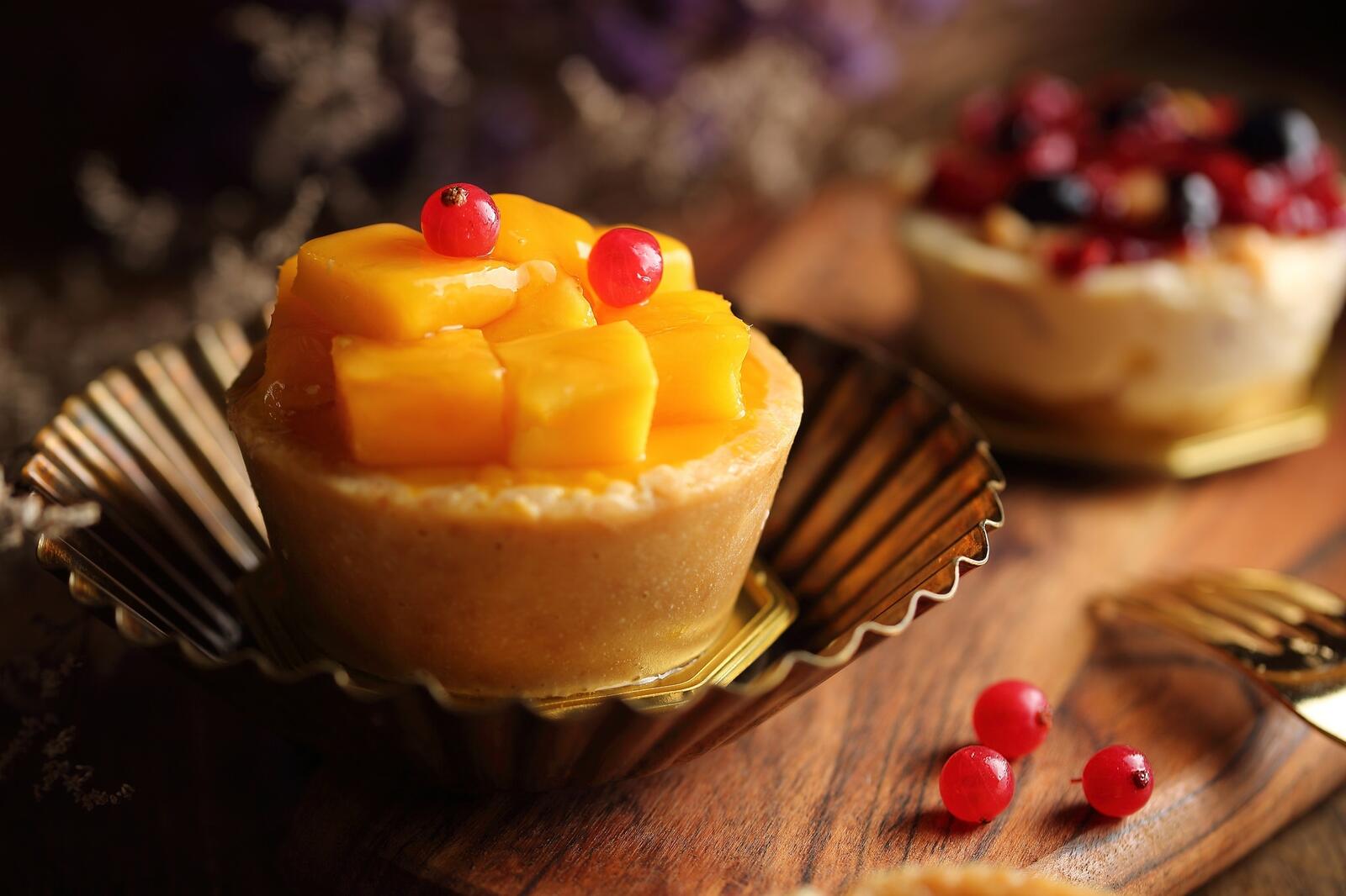 Бесплатное фото Вкусное пирожное с ягодами и манго