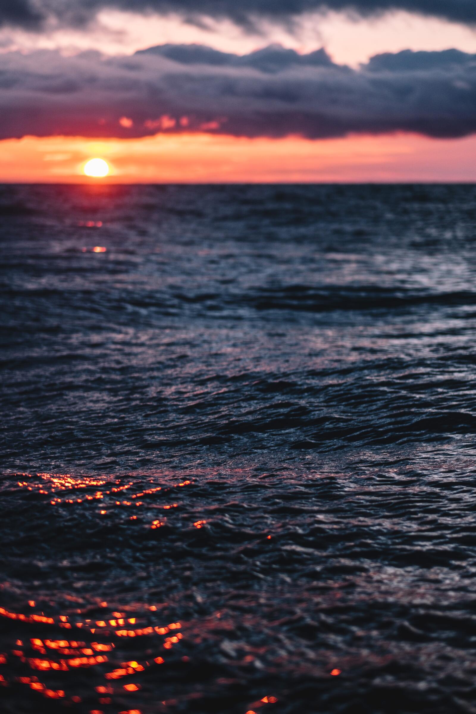Free photo A fiery sunset on a rippling sea