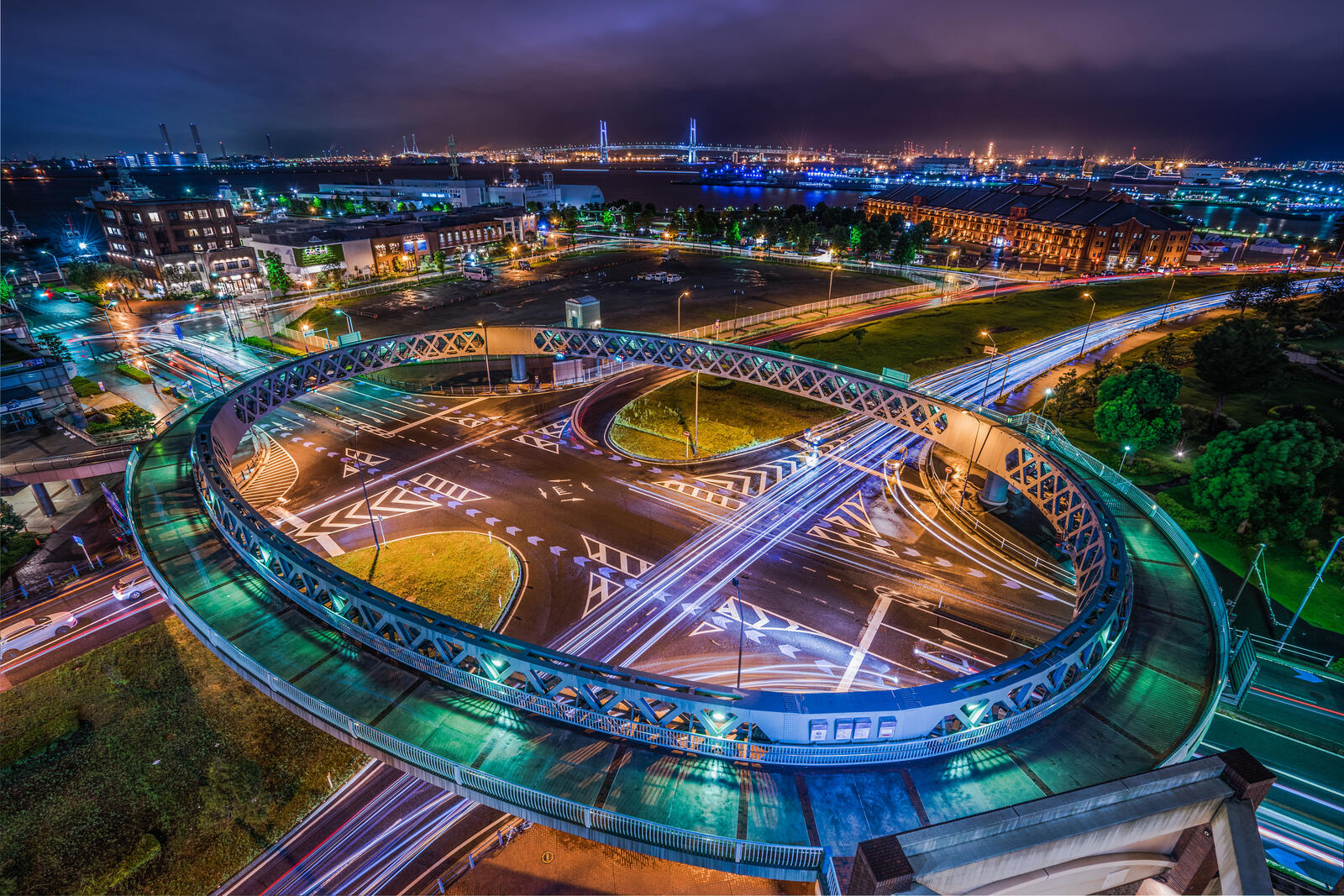 Бесплатное фото Ночной большой город с дорогой и пешеходным мостом с подсветкой