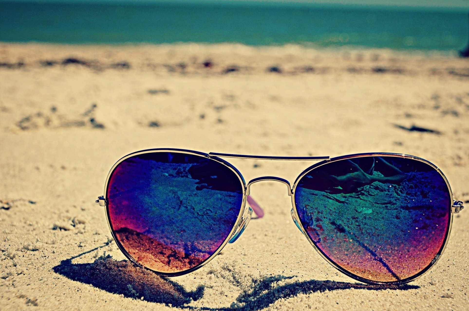 Бесплатное фото Солнечные очки на песке