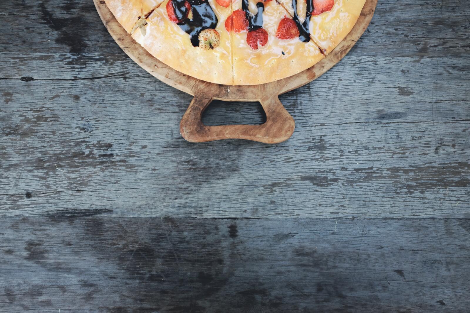 Бесплатное фото Картинка с вкусным ягодным пирогом на деревянной дощечке