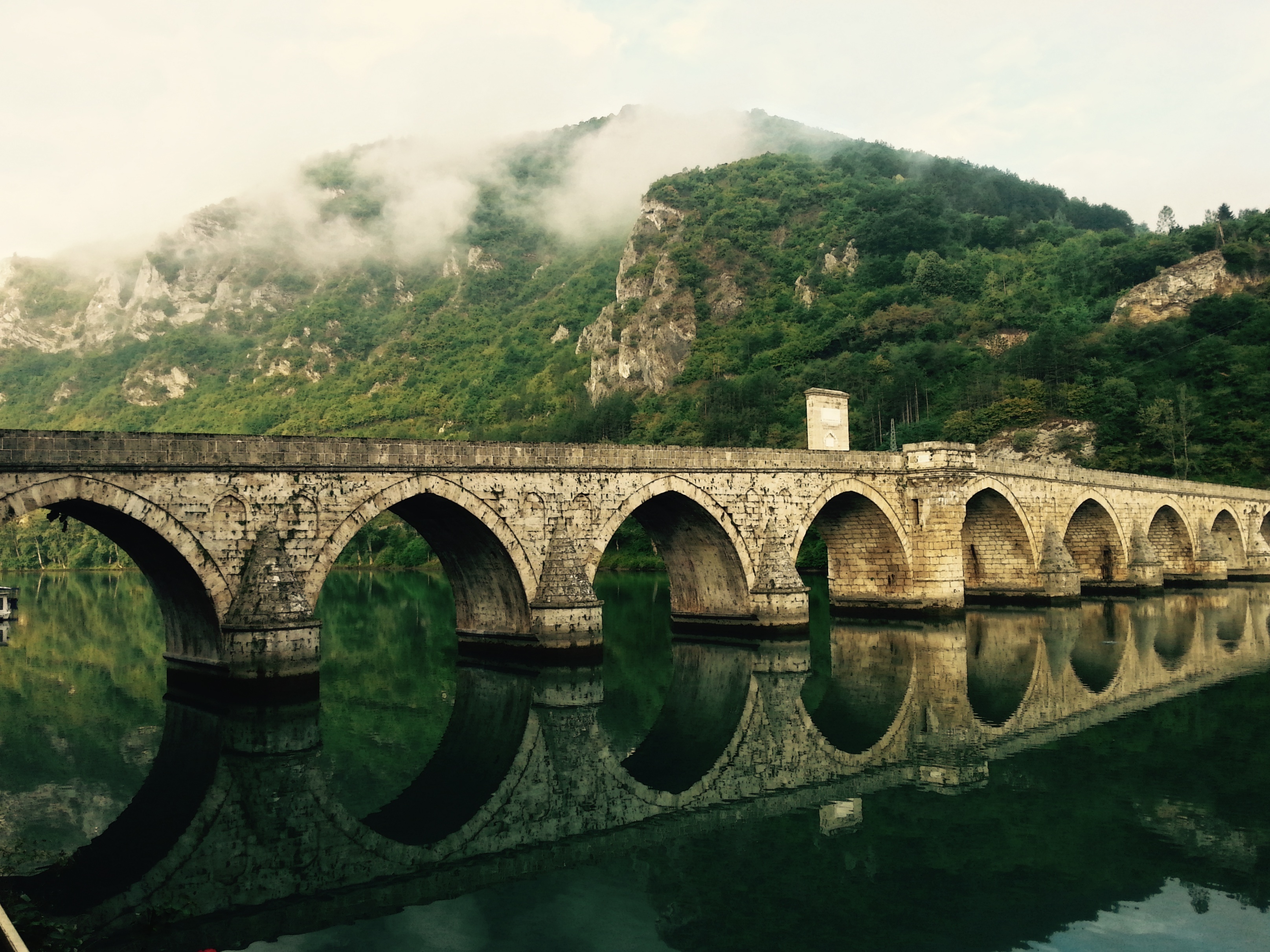 Бесплатное фото Старый каменный мост через реку