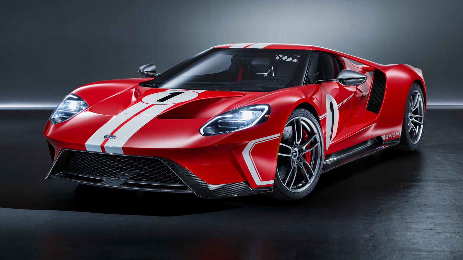 Free photo A version of the Ford GT with a double white stripe