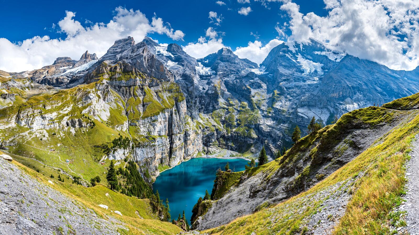 Бесплатное фото Голубое озеро в горах Швейцарии