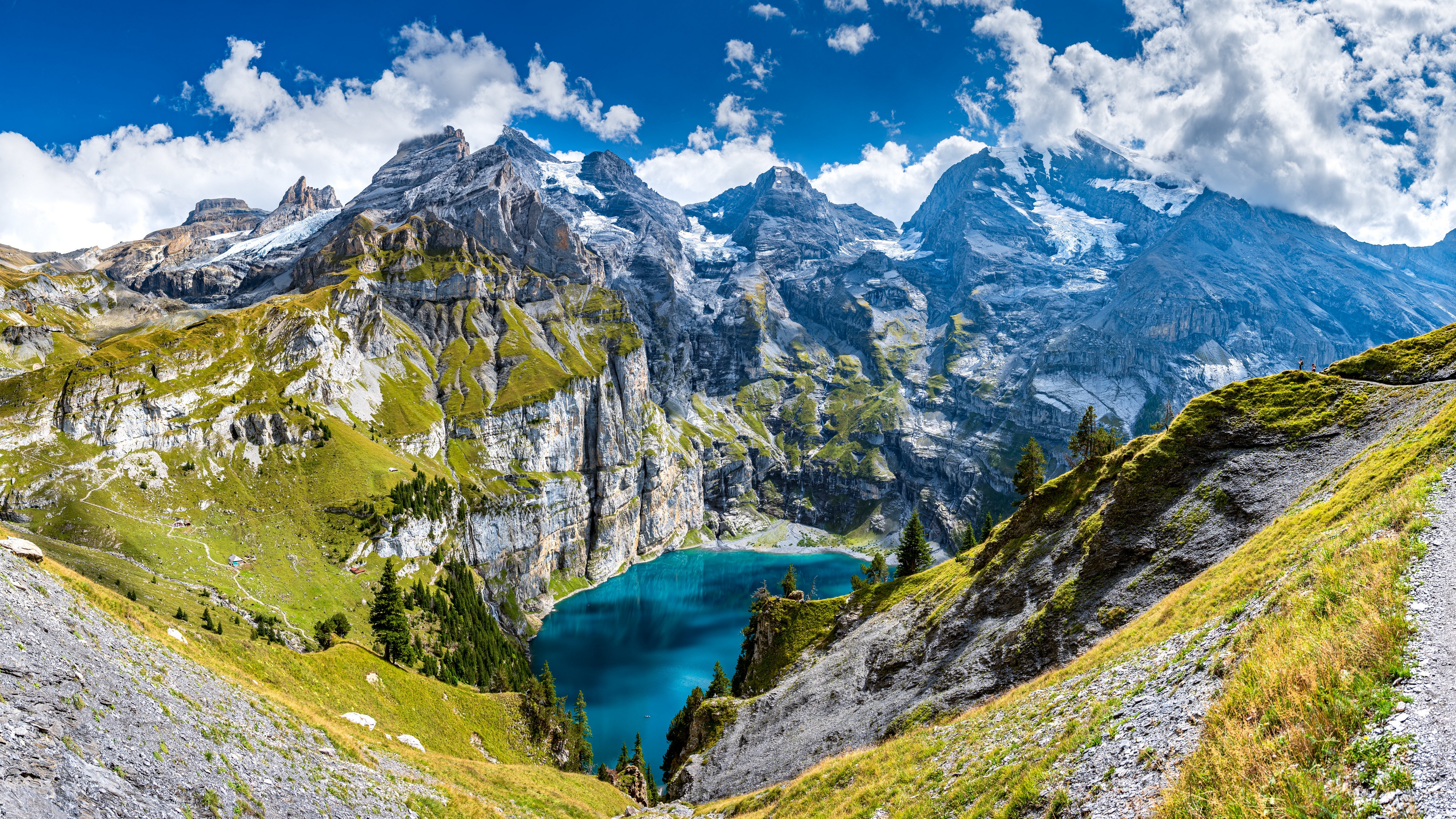 Голубое озеро в горах Швейцарии