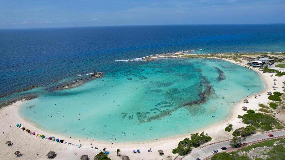 Большой голубой бассейн на морском пляже