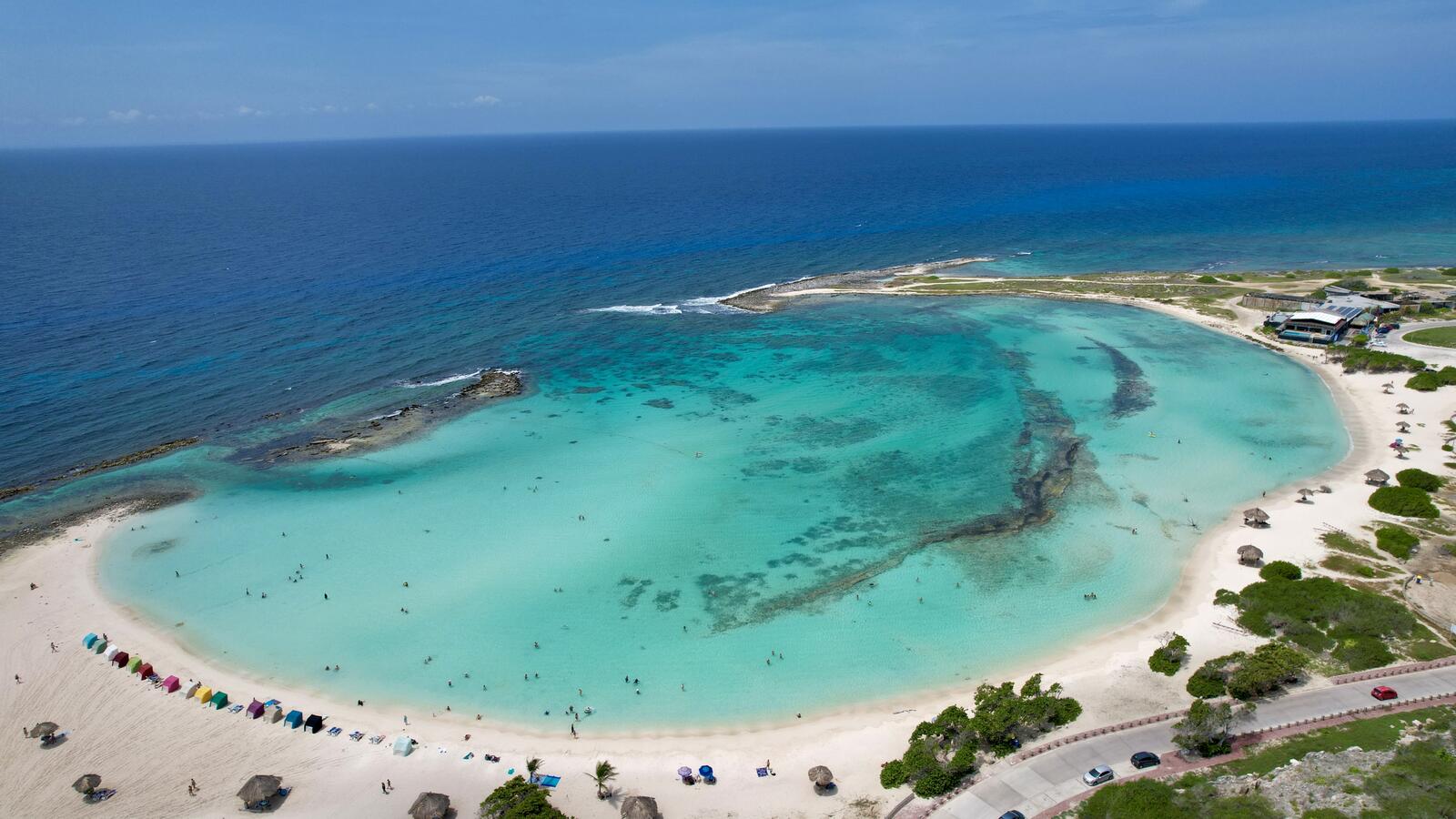 Бесплатное фото Большой голубой бассейн на морском пляже